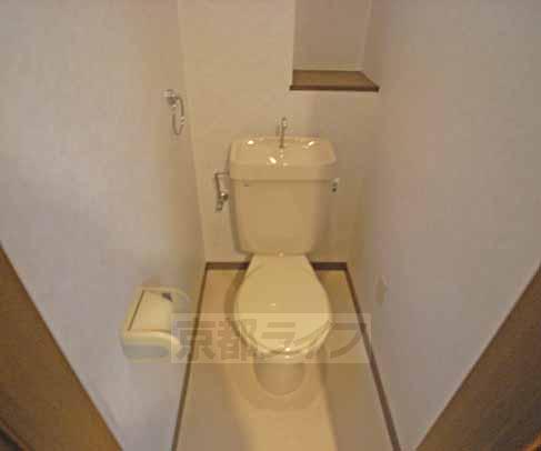 トイレ　棚もあるトイレです。