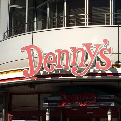 飲食店　デニーズ高田馬場店（飲食店）まで331m