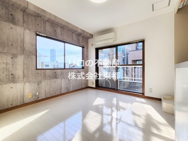 居室・リビング　４階角部屋２面採光の明るい室内です♪