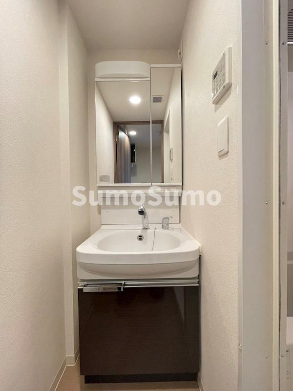 洗面設備　ゆったりとスペースのある洗面所