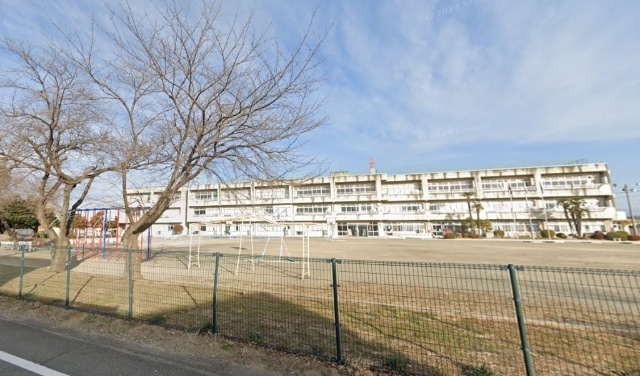小学校　上里町立七本木小学校（小学校）まで226m