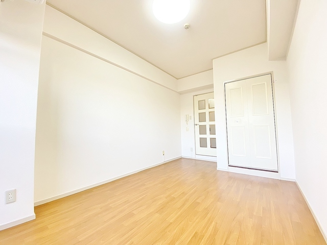 居室・リビング　フローリング・シーリングライト