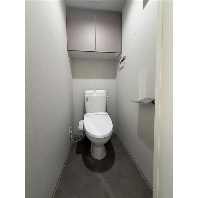 トイレ　落ち着いた色調のトイレです