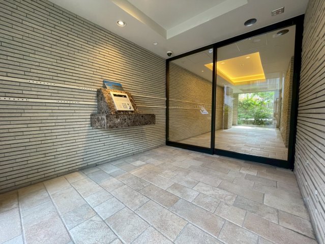 エントランス　落ち着いたエントランスです