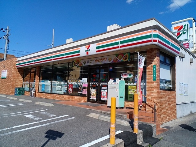 コンビニ　セブンイレブン様（コンビニ）まで220m