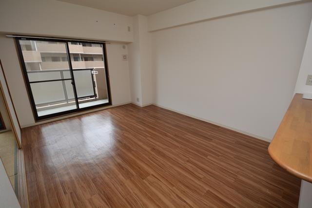 居室・リビング　南向きで日当たり良好なリビングです。