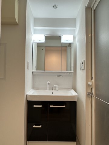 洗面設備　明るい洗面所です