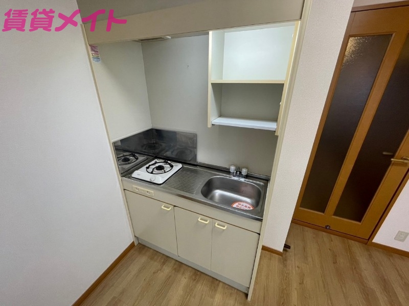 キッチン　別部屋反転参考写真です。