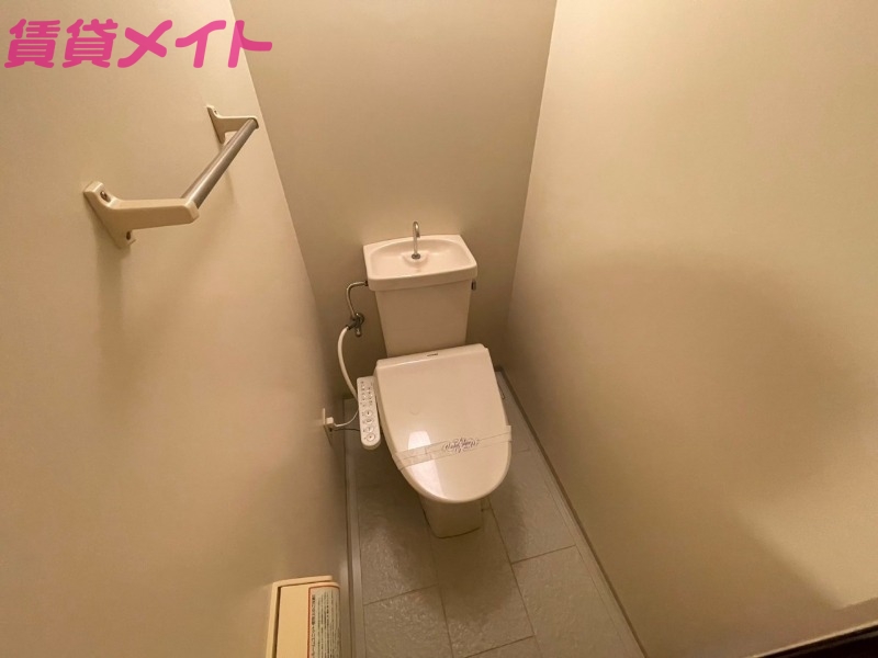 トイレ　別部屋反転参考写真です。