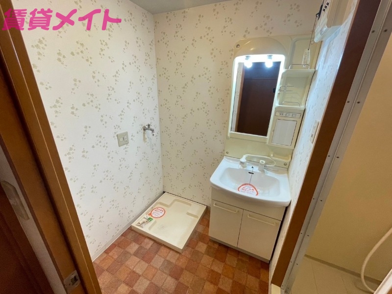 洗面設備　別部屋反転参考写真です。