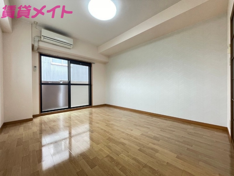 居室・リビング　別部屋反転参考写真です。