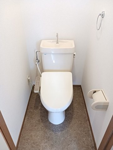 トイレ　落ち着いた色調のトイレです