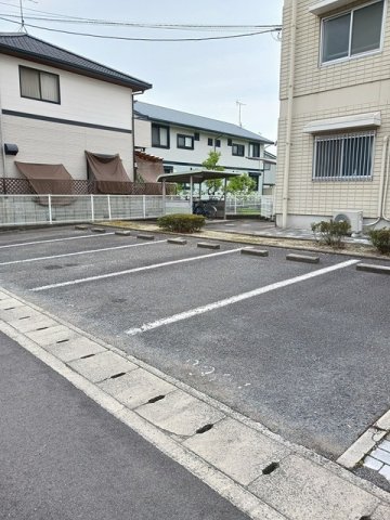 駐車場　駐車場に車を止められます