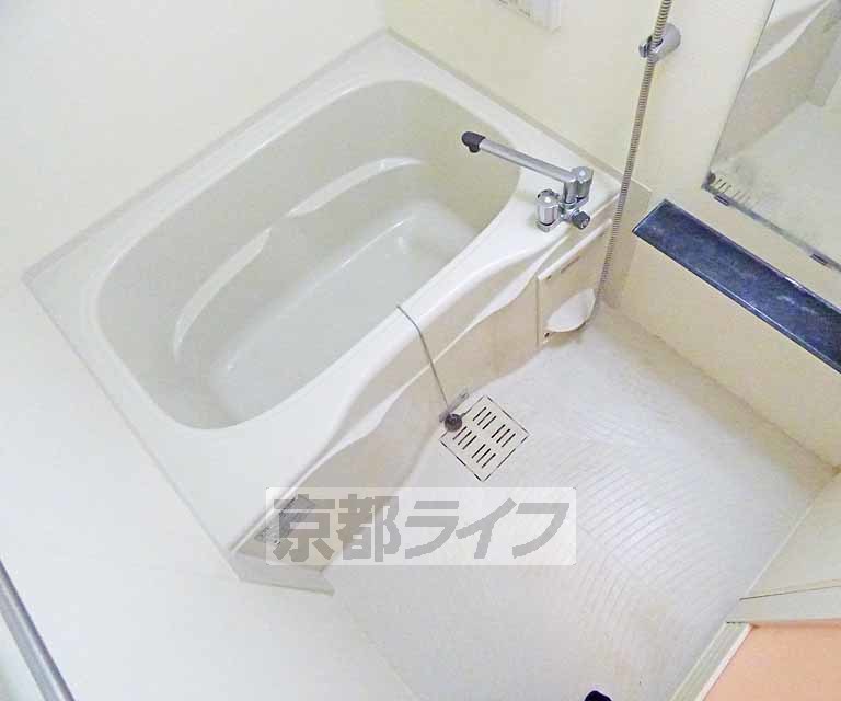 バス・シャワールーム　広々とした浴室です。