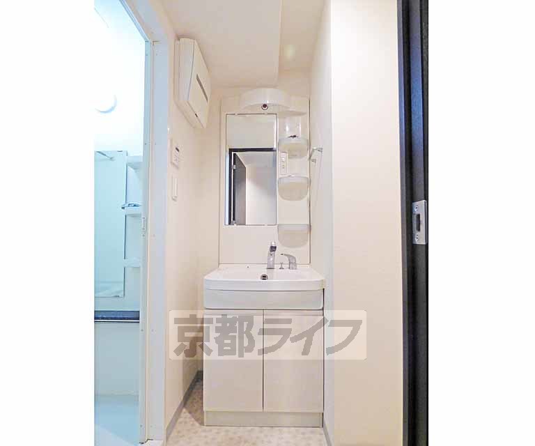 洗面設備　綺麗な洗面台です。