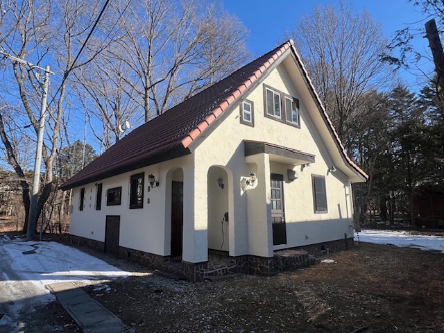 駐車場　駐車スペースと北側からの外観　３台まで駐車可能