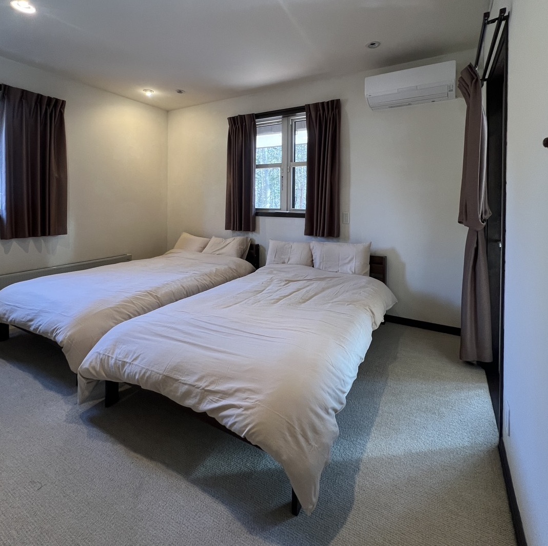 その他設備　１階寝室　広いＷＩＣ付き シングルベッド２台付