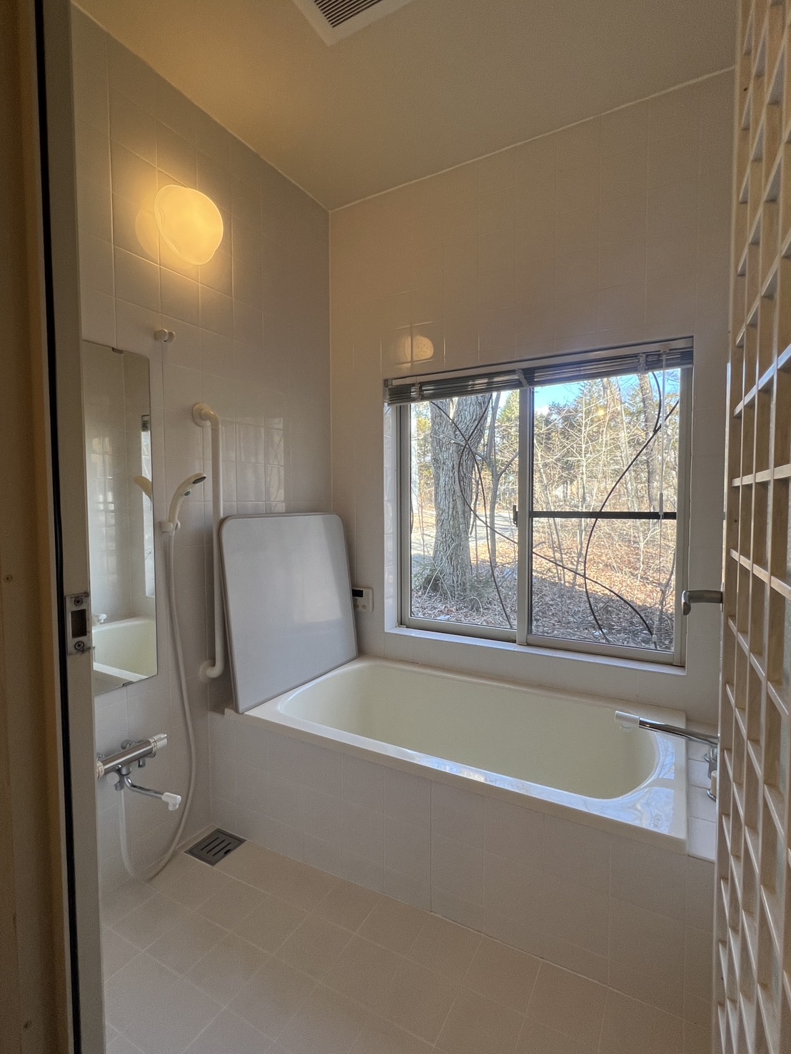 バス・シャワールーム　タイル張りの浴室　床暖房付