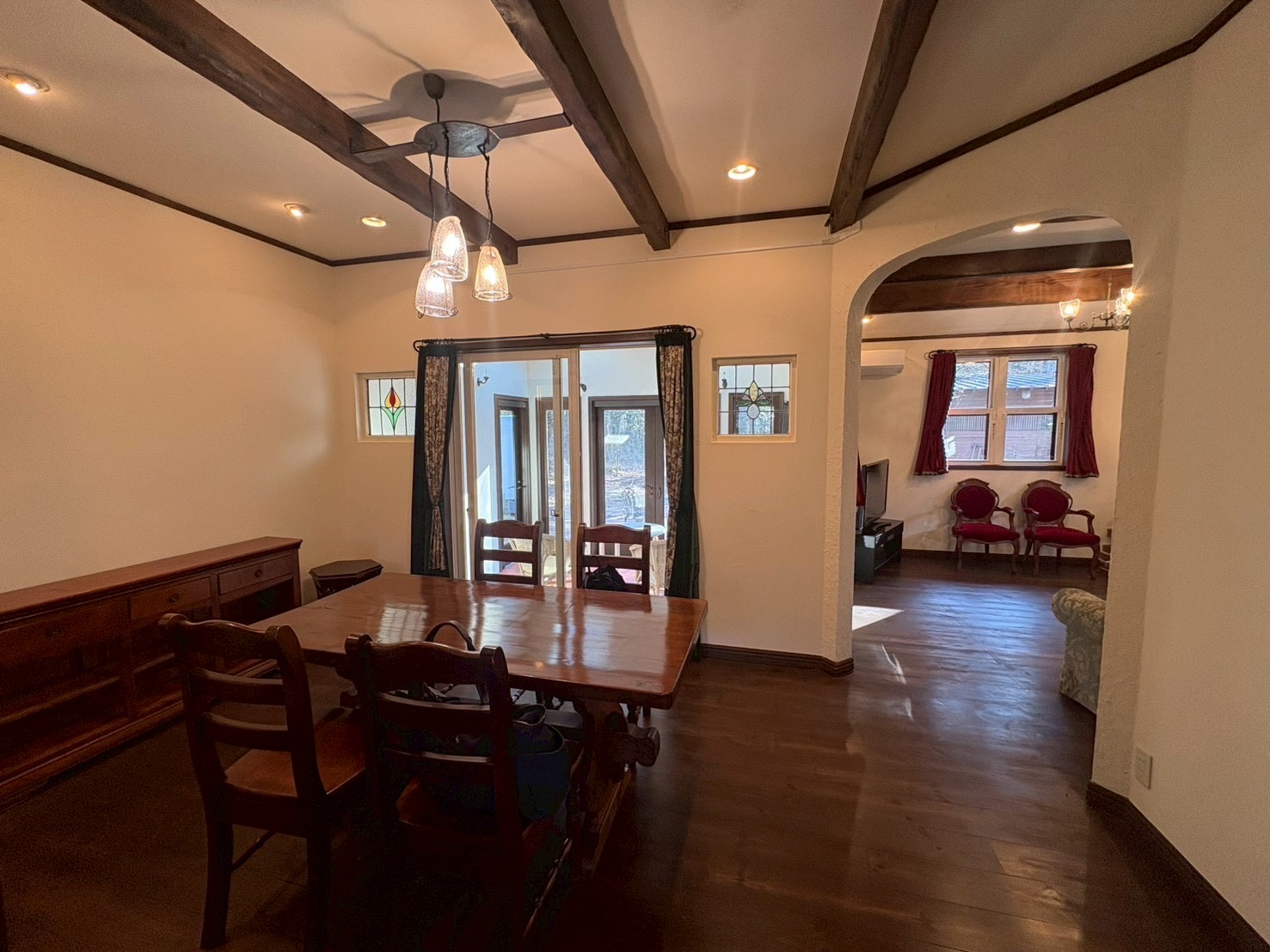 居室・リビング　ダイニングスペースよりリビングへ