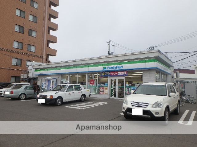 コンビニ　ファミリーマート（コンビニ）まで386m