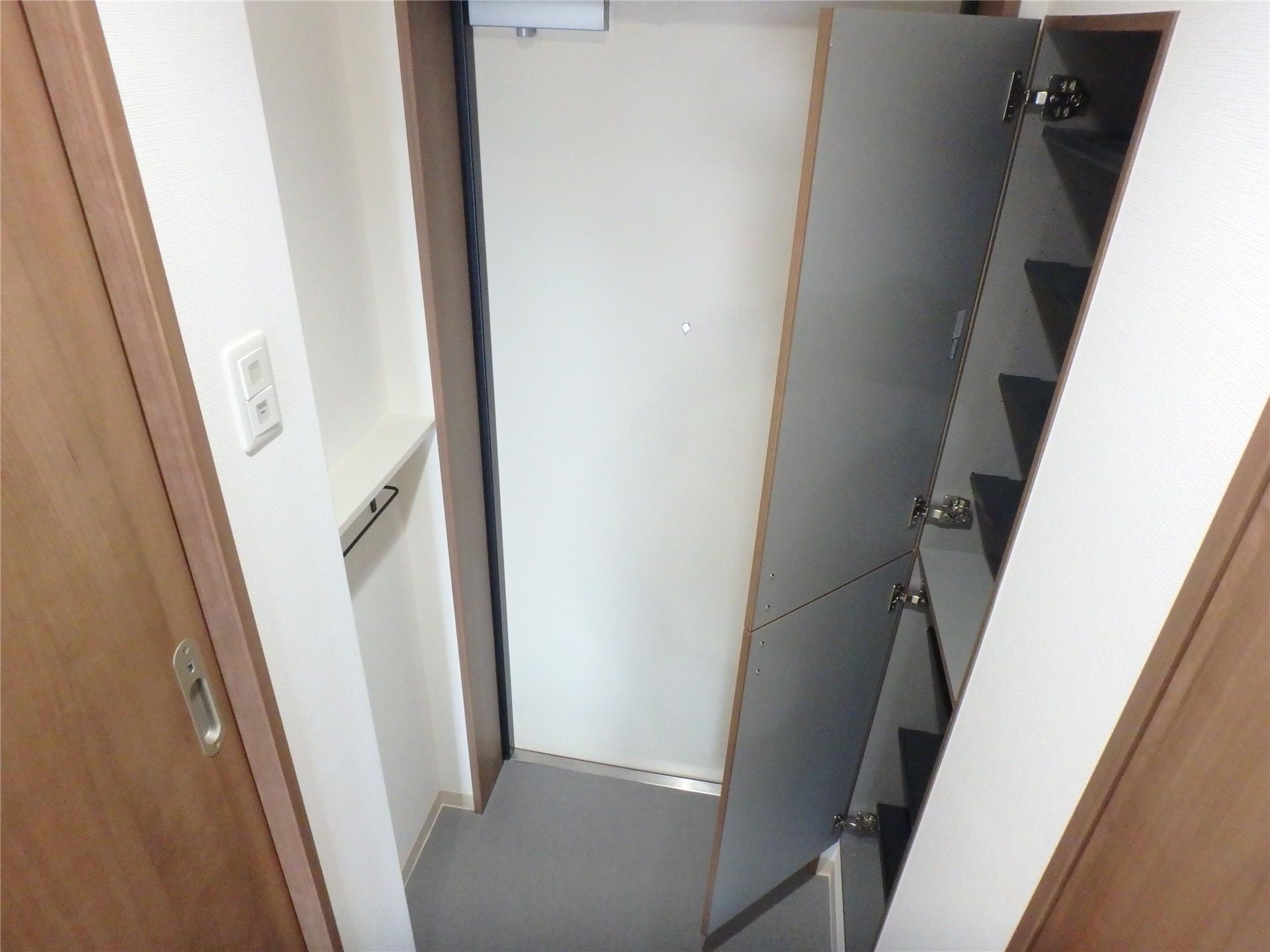 玄関　シューズボックス付き、小物が置ける棚もあります