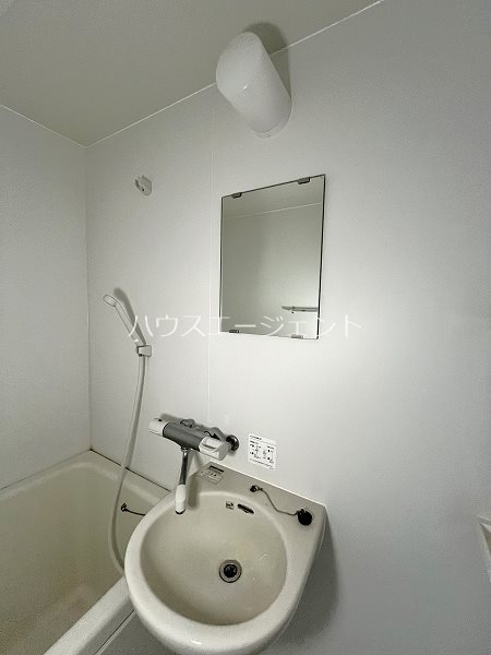 洗面設備　浴室に洗面台がございます