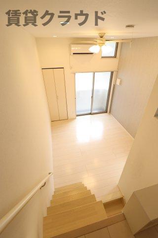 居室・リビング　高天井で開放感◎高窓があり、部屋全体を明るく見せてくれます♪