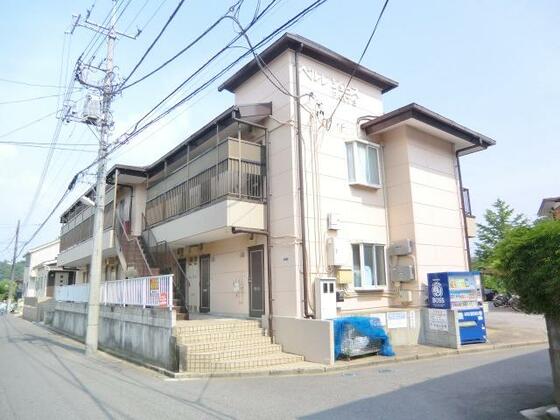 建物外観　アパート横には自販機あります。