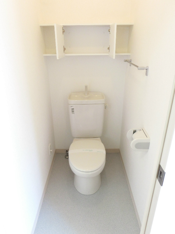 トイレ　トイレ　小物入れもあり収納に便利です。