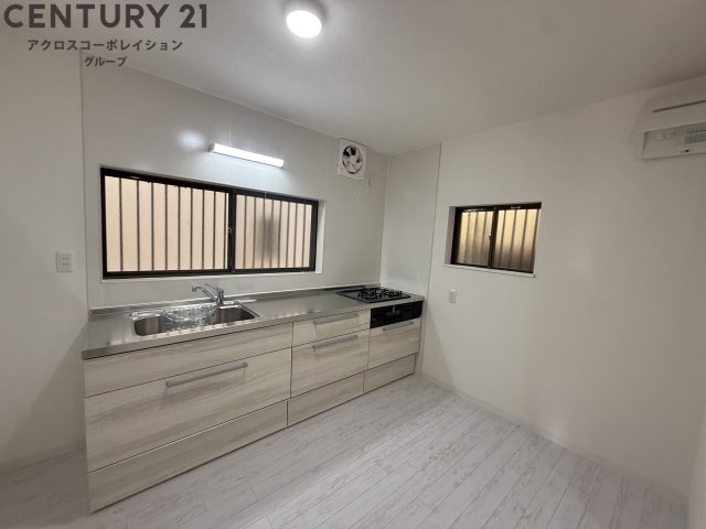 キッチン　3口ガスコンロ付きのシステムキッチン☆