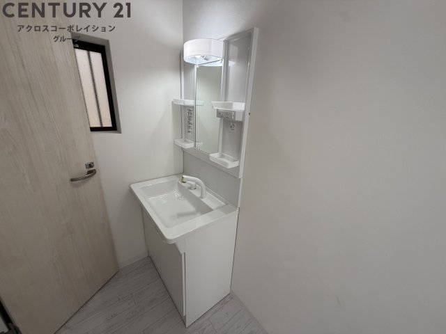 洗面設備　収納がたくさんついた洗面台