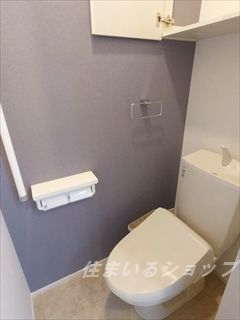 トイレ　シャワートイレ・収納棚あり