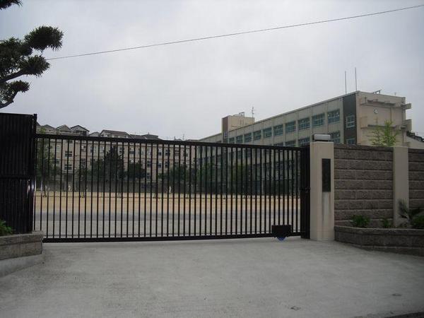 中学校　神戸市立西代中学校（中学校）まで1021m