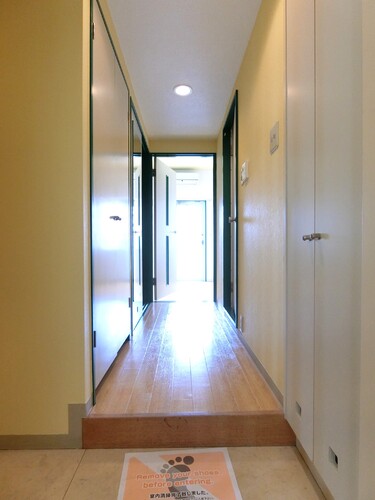 玄関　共有部からの室内※同タイプ別部屋前回募集時2021.5撮影