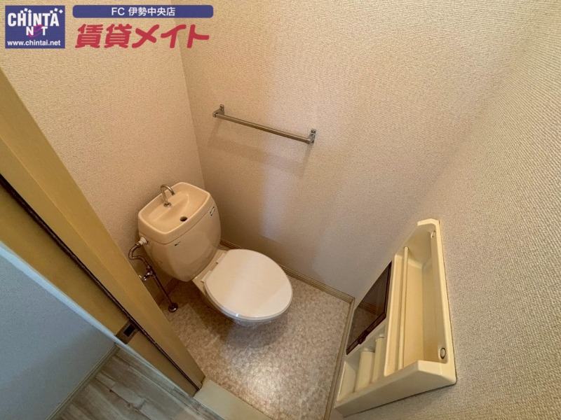 トイレ　同型反転タイプのお写真です。