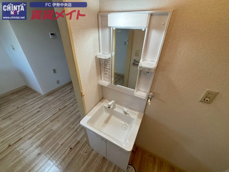 洗面設備　同型反転タイプのお写真です。