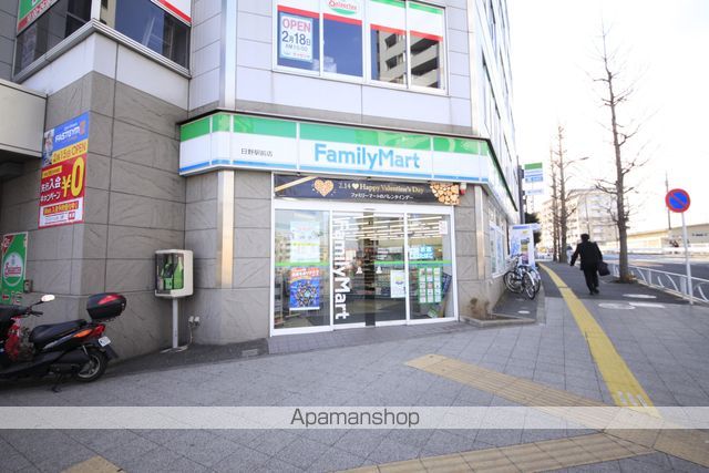 コンビニ　ファミリーマート（コンビニ）まで702m