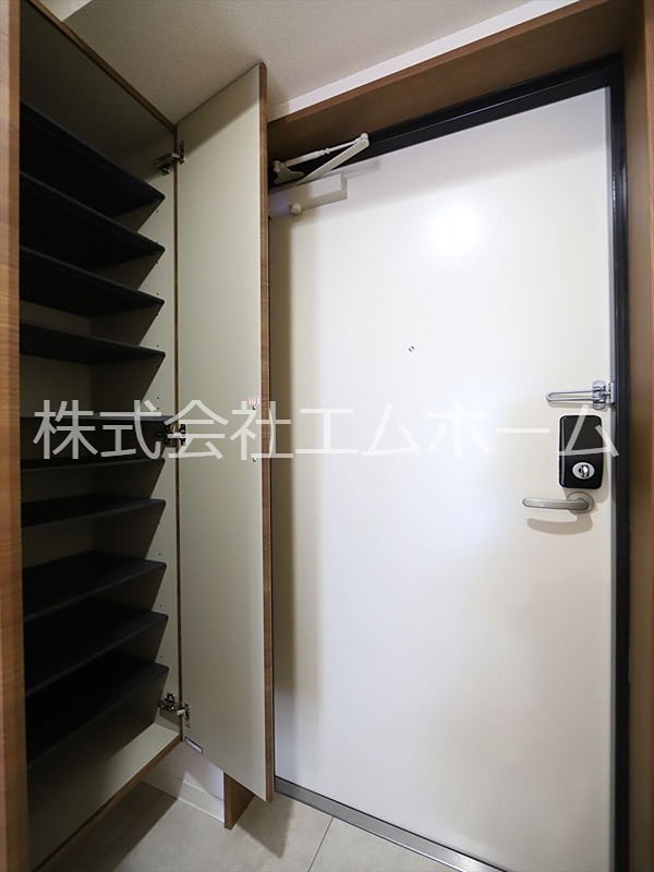 玄関　玄関　シューズボックス付（収納充実してます）