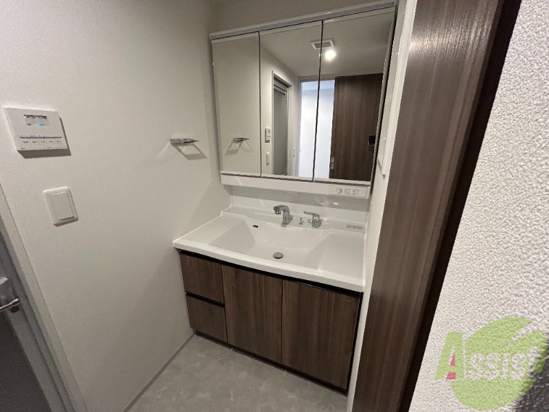 洗面設備　独立洗面台がございます。大きな鏡とたくさんの収納が特徴。