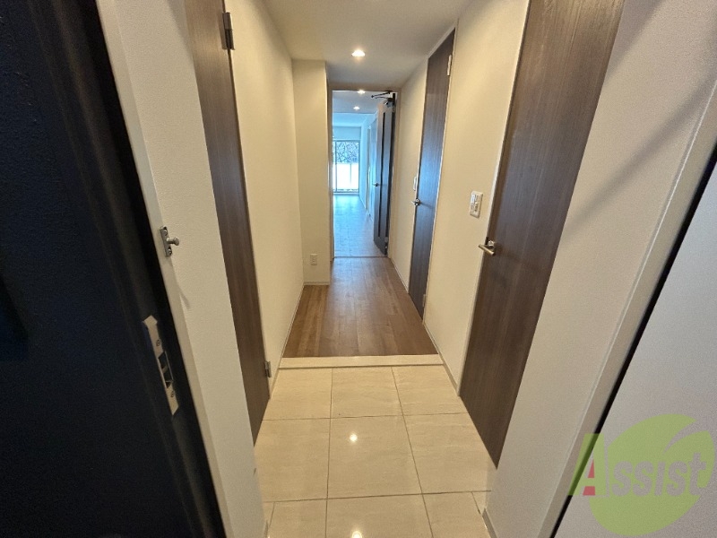 玄関　玄関口も広くて良いですね。荷物が多くても問題無く通れます。