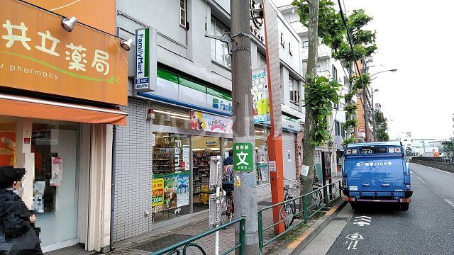 コンビニ　ファミリーマート 杉並方南町交差点前店（コンビニ）まで79m