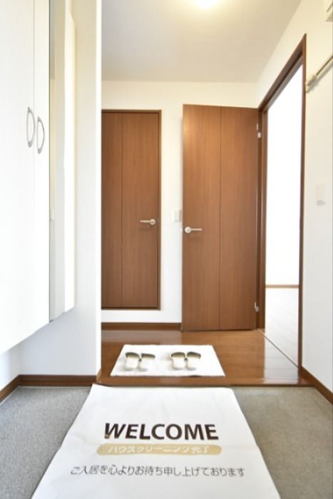 玄関　※同じ間取りの別部屋の写真となります