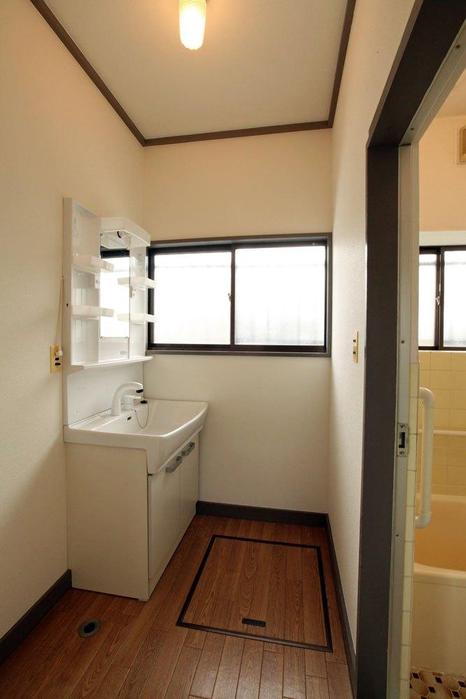 洗面設備　窓があり明るい洗面台です