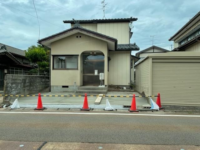 建物外観　現在は車庫は撤去し縦列駐車場になっています