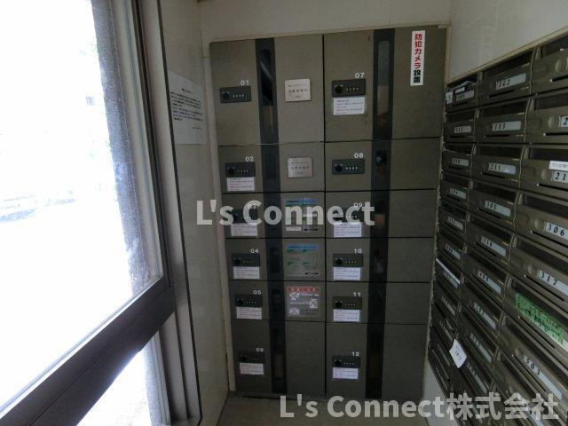 その他共有部分　宅配ＢＯＸ付きでいつでも荷物を受け取れます。