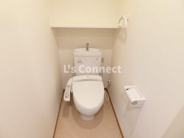 トイレ　温水洗浄便座付きのトイレ。