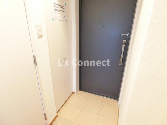 玄関　背の高い下駄箱で靴も収納できます。