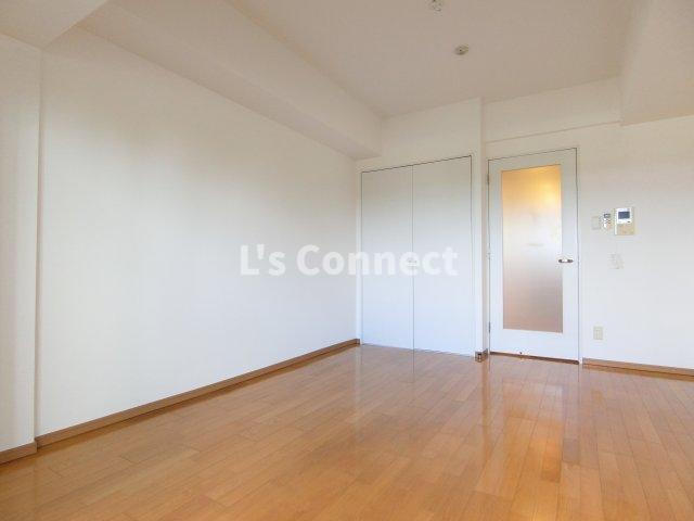 居室・リビング　８帖の洋室です。