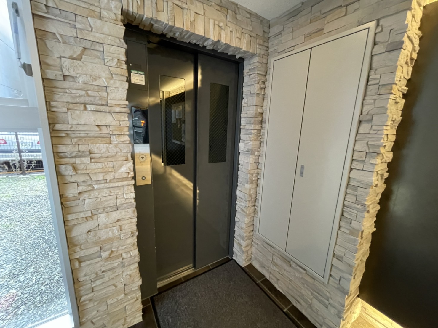 ロビー　エレベーターです☆