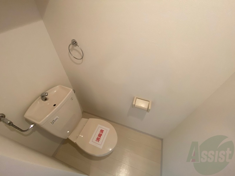 トイレ　トイレです。タオル掛けもついて便利ですね。